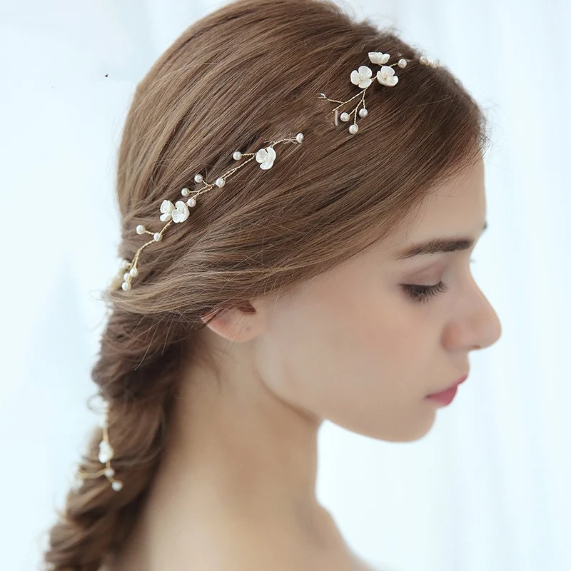 Trança de pérolas artesanal com acessórios de casamento de alta qualidade. Eleve seu visual nupcial com esta peça elegante e sofisticada.