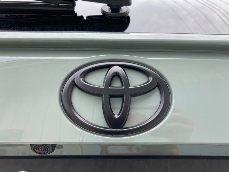 RAV4のエンブレム塗装・スモークフィルム・両面テープ剥がすのが大変・そしてまた貼るのも大変笑・それもまた楽しい😂に関するカスタム事例の投稿画像7枚目
