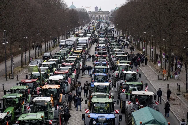 Nemački poljoprivrednici demonstriraju zbog ukidanja subvencija za dizel gorivo