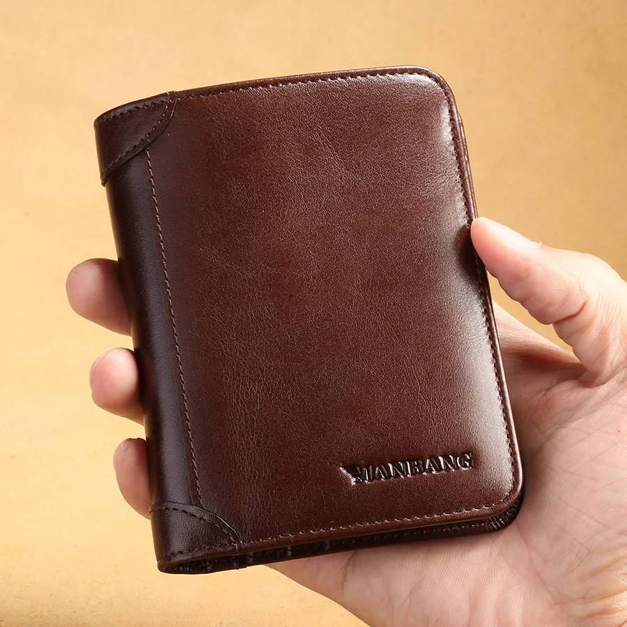 Carteira masculina curta de couro de vaca com clipe superior e três descontos. Compacta, prática e com design elegante.