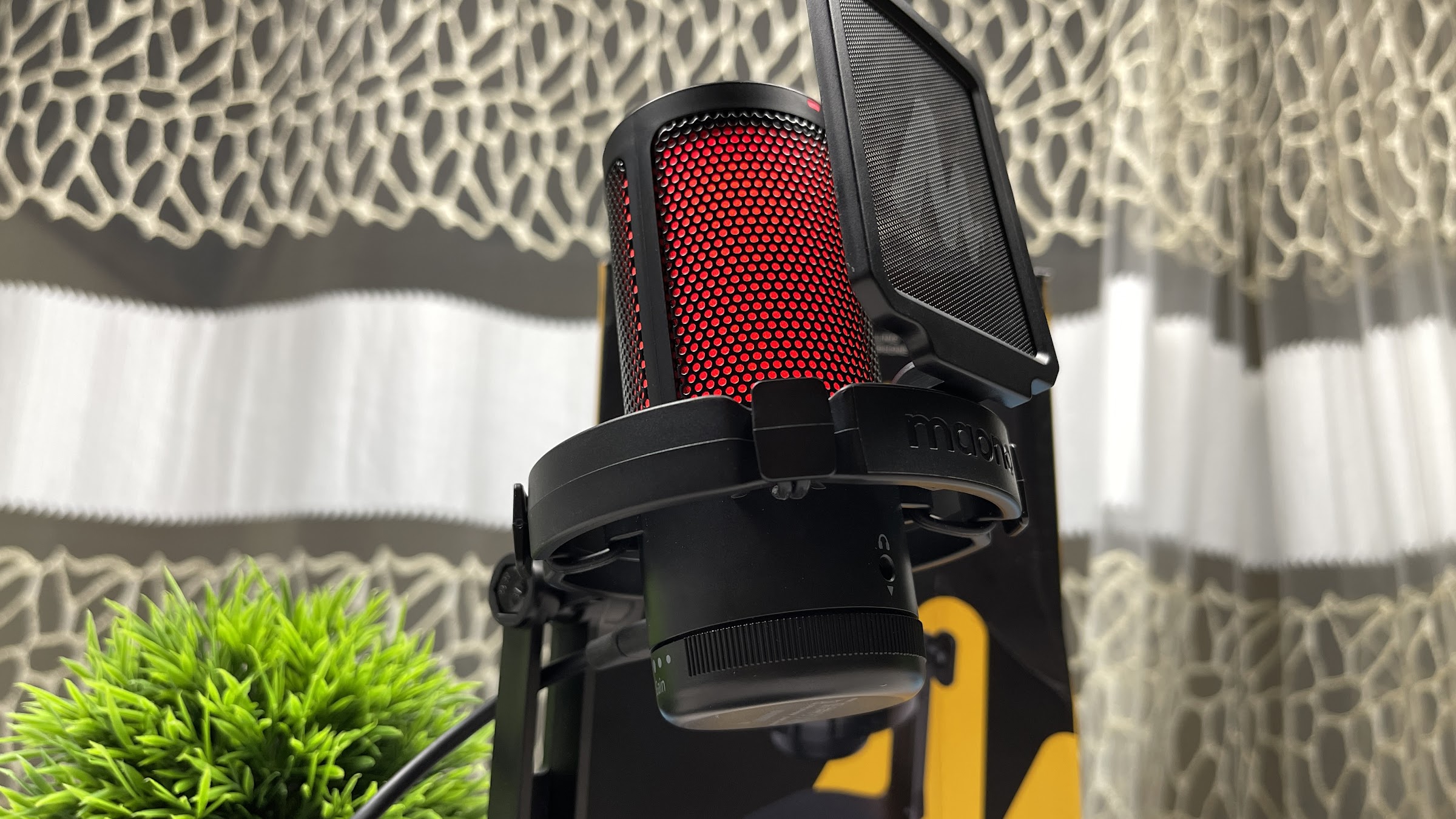 Maono DM20 GamerWave Microphone Review - Affordable and Stylish Choice for Gamers and Content Creators