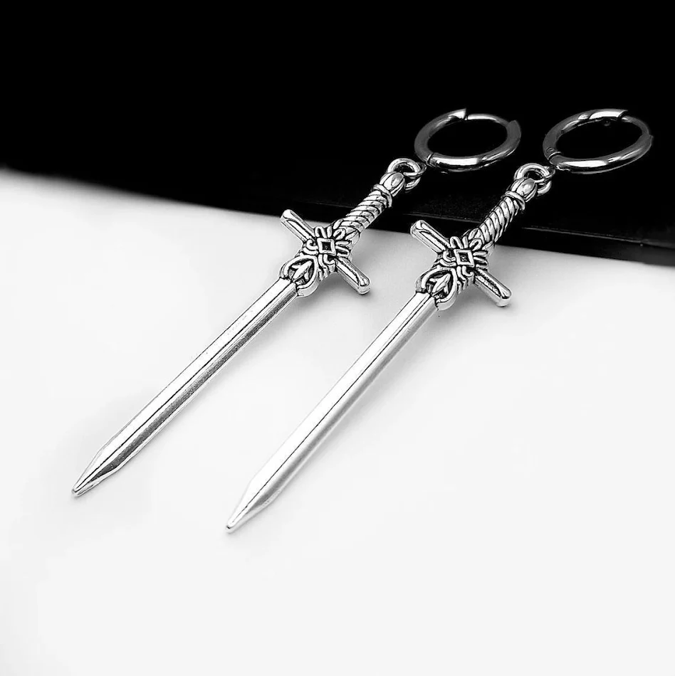 Boucles d'oreilles épée argentées Bijoux gothiques uniques Idée cadeau originale Accessoire de mode pour femme Design élégant et mystérieux