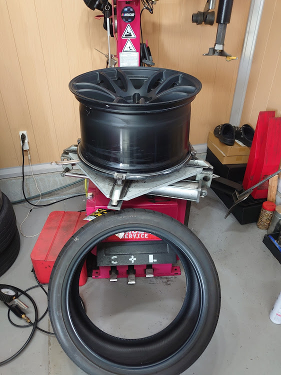 ✅Garage402✅ HP⬇︎URL⬇︎さんが投稿したフェアレディZ・フェアレディZ33・滋賀県持ち込みタイヤ交換・Garage402・サマータイヤへ交換に関するカスタム事例の投稿画像2枚目