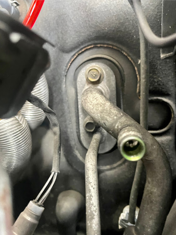 スカイラインのエアコンガス漏れ・バルブコアからの漏れに関するカスタム事例の投稿画像3枚目