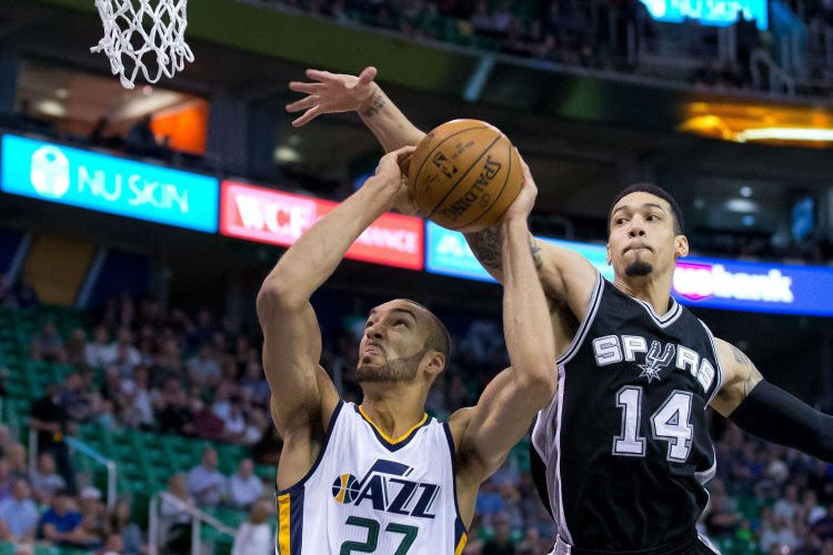 📷 Zelfs Thibaut Courtois is klein naast Utah Jazz-speler Rudy Gobert 