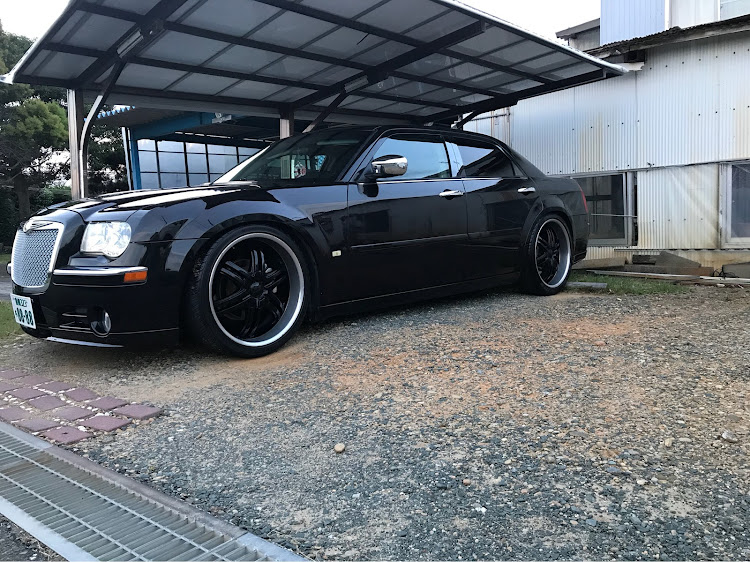 300C セダンのエムズガレージ・洗車・ステッカー貼り・リバティーウォークに関するカスタム事例の投稿画像1枚目