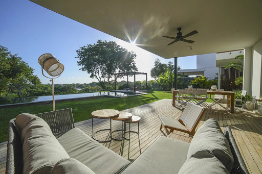 Villa with pool and garden 2