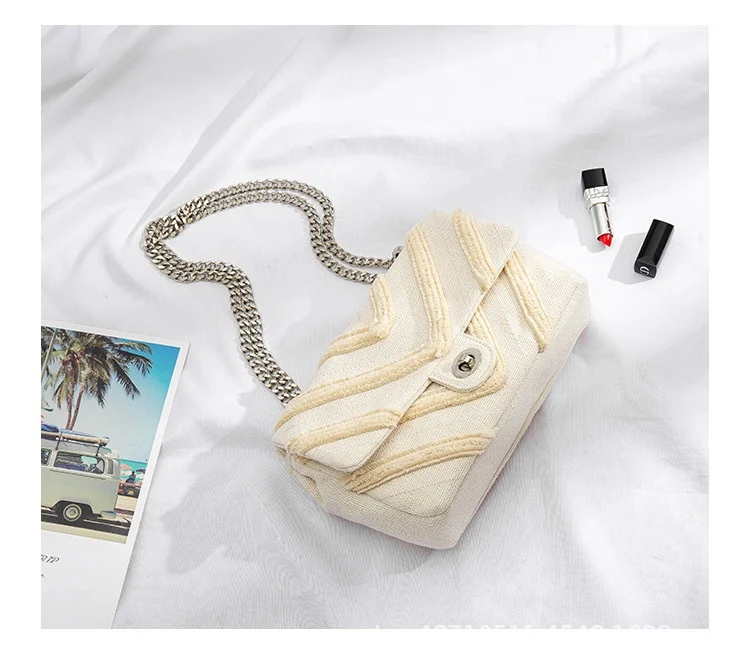 Sac bandoulière en velours côtelé à chaîne losange et une épaule, élégant et polyvalent pour un usage quotidien.