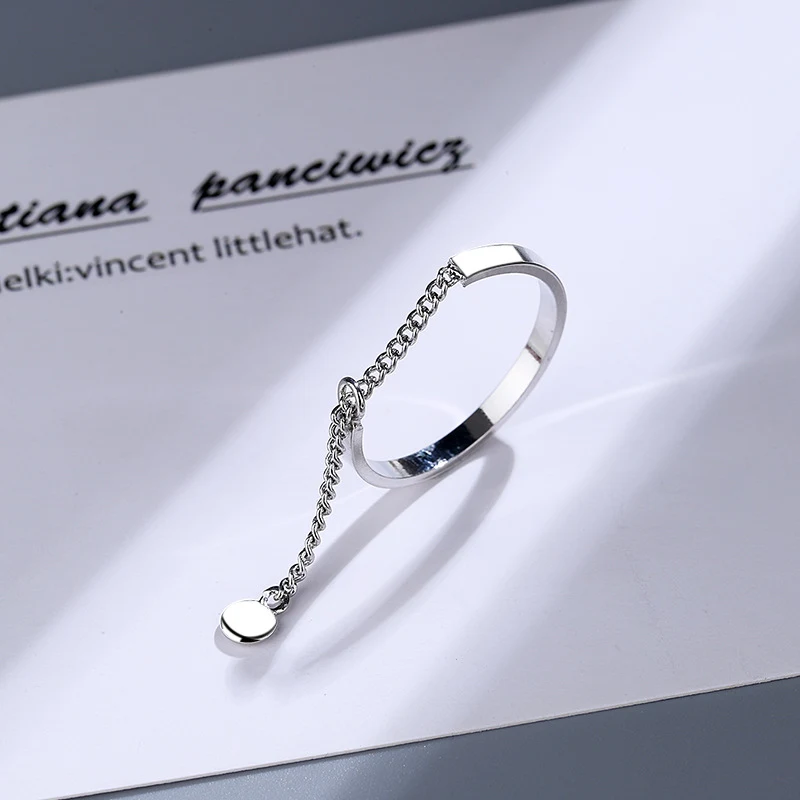 Pulsera sencilla con borla de cuentas de la suerte y anillo de apertura simple para mujer. Accesorio elegante y fácil de usar.