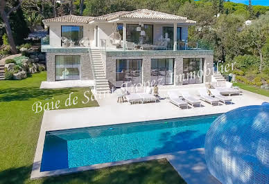 Villa with pool 4