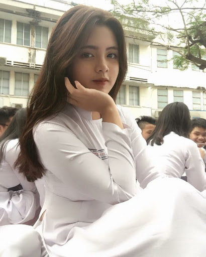 Hoàng Anh trong tà áo dài ở trường