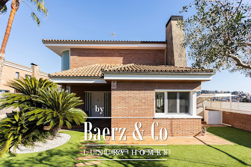 House with pool and garden 2