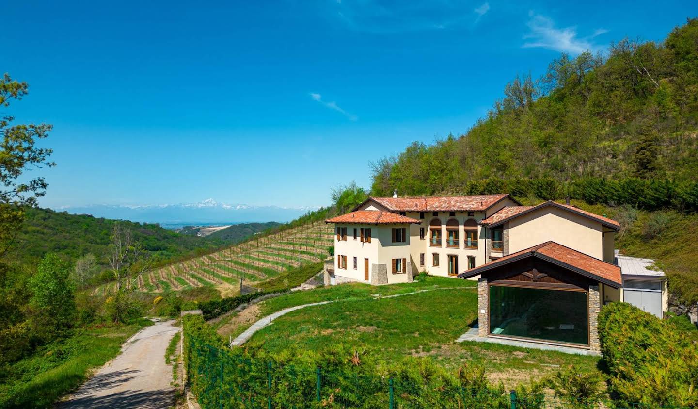 Villa with pool and garden Serravalle Langhe