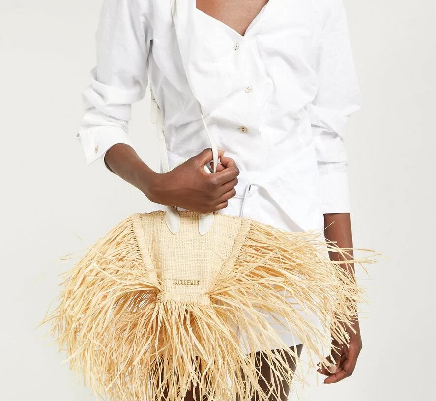 Borsa a tracolla in rattan con nappe, perfetta per l'estate. Leggera, capiente ed elegante, ideale per la spiaggia o le tue giornate.