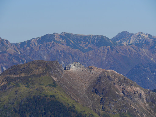 焼岳アップ（山頂に沢山の人）、奥は双六岳、右に水晶岳や鷲羽岳など