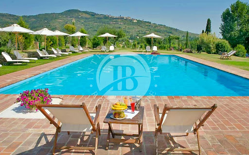 Villa with pool and garden 5