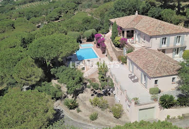 Villa with pool 9