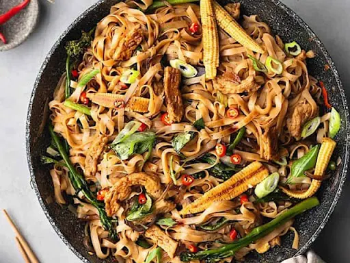 Veg Drunken Pad Kee Mao Noodles (Serves 1-2)