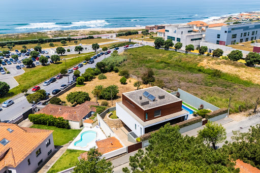 Buy this luxury house in Vila Nova de Gaia (Portugal) - Modern house with pool near the ocean