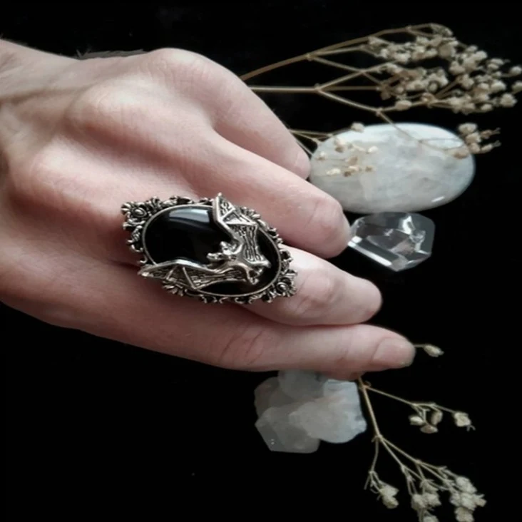 Zwarte edelsteen ring met vleermuisdesign, een uniek en elegant gothic accessoire voor dames, ideaal voor elke outfit.