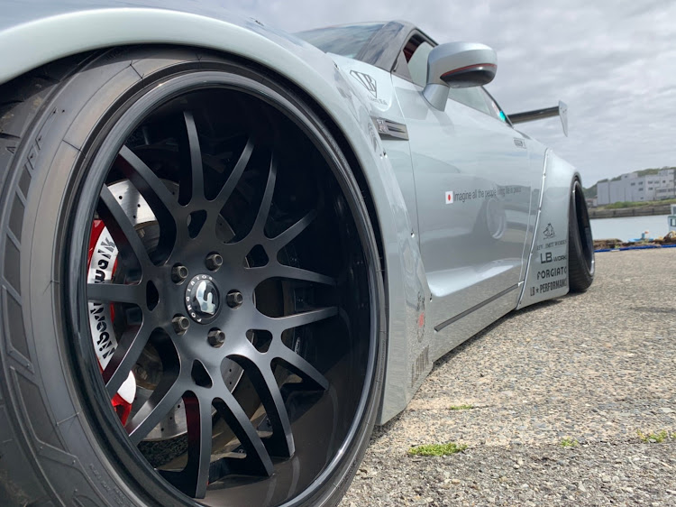 NISSAN GT-RのLIBERTYWALK・LB★PERFOMANCE・35GT- R・V36・Forgiatoに関するカスタム事例の投稿画像3枚目