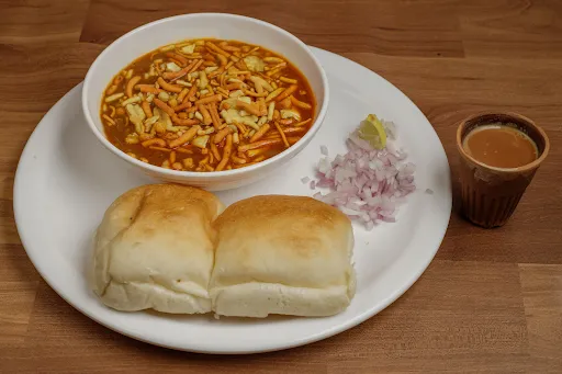 Misal Pav With Tea