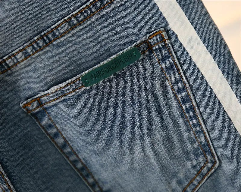 Recht gewassen jeans voor heren, perfect voor een casual look. Comfortabele pasvorm, tijdloos design en duurzaam materiaal voor dagelijks gebruik.