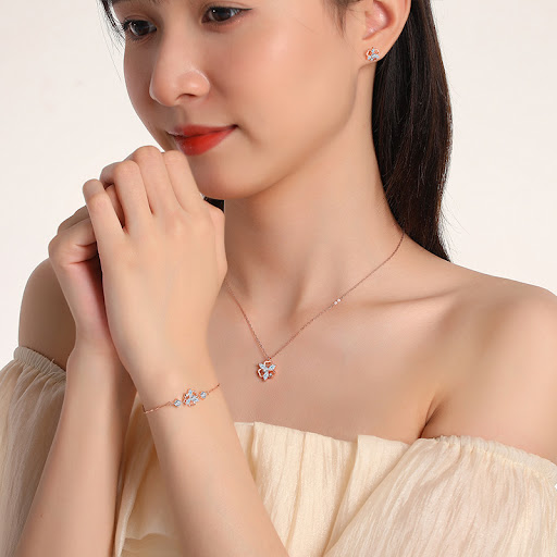 Title 4, Womens Korean-Style Mori Clover Necklace, a de...