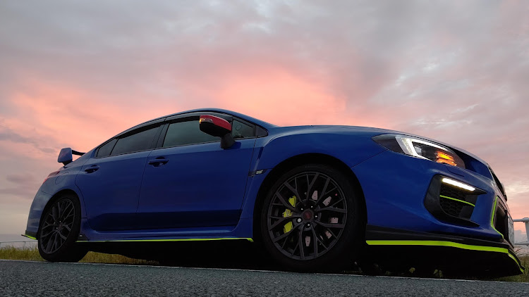 WRX STIの蛍光イエロー・朝焼け・WRX・10月エントリー・2019ベストショットに関するカスタム事例の投稿画像3枚目
