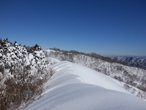 雪の稜線を進む