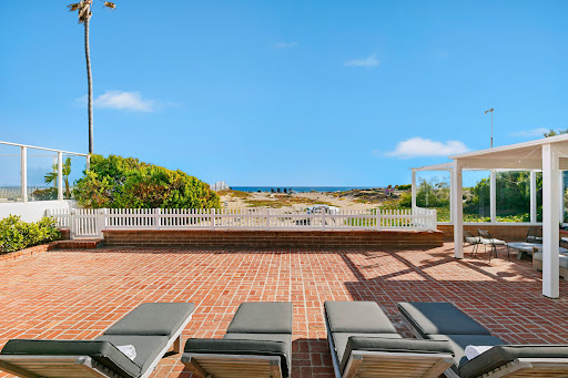 Luxury house for sale in Malibu (United States) - Terrace with lounge chairs and sea view