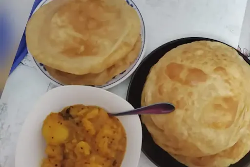 Poori With Aloo Ki Sabzi [4 Poori]