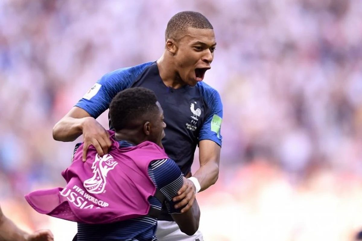 Wervelwind Mbappé evenaarde gisteren absolute voetbalgrootheid: "Laten we een beetje serieus blijven, hij is een andere categorie"