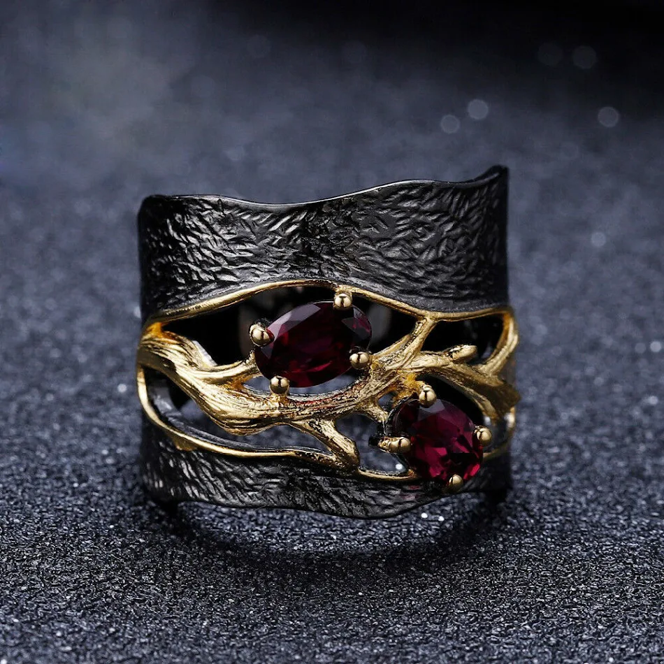 Granaat kristallen ring voor dames. Stijlvolle ring met rode edelsteen. Staat symbool voor liefde, passie en energie. Een perfect cadeau.