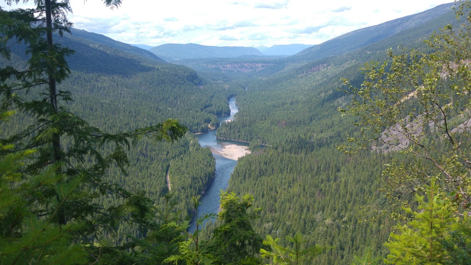 Uitzicht op de Clearwater river vanaf Shaden Lookout. Van Jasper naar Merritt