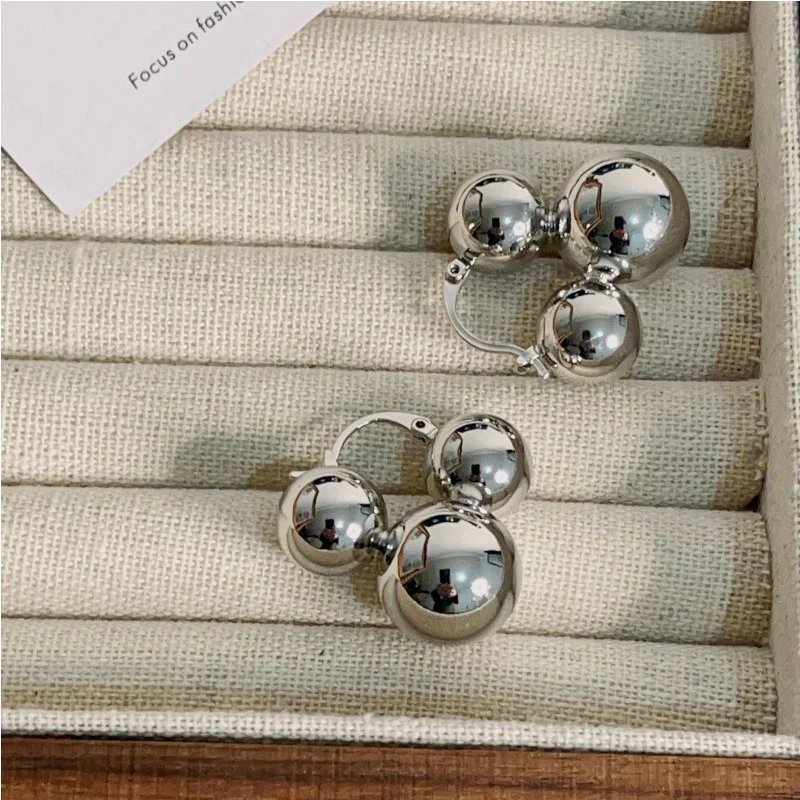 Boucles d'oreilles de luxe design de niche INS, illuminant votre beauté avec élégance. Ces bijoux sublimes ajoutent une touche de raffinement à toute tenue.