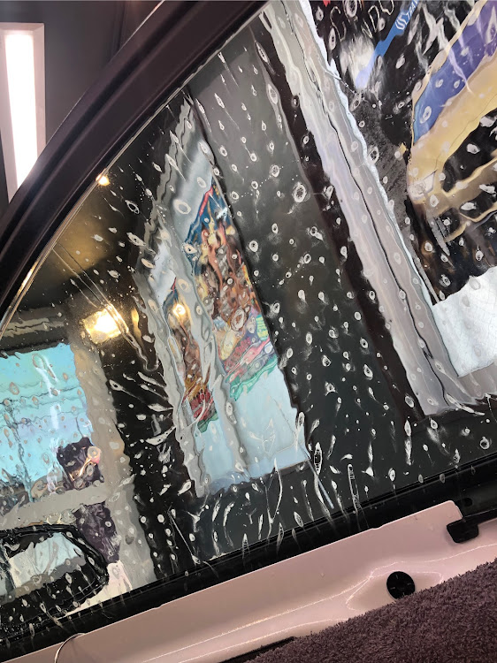 DAZZLE-ダズルさんが投稿したDAZZLE・BMW5シリーズ・IR透明断熱フィルム・IR断熱スモーク1%・大阪カーフィルムに関するカスタム事例の投稿画像2枚目