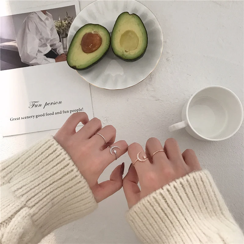 Micro vergulde witgouden ring met zirkonia, perfect voor een vleugje elegantie en schittering.