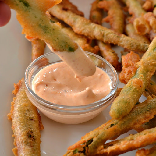 These Crispy Fried Green Beans with Sriracha Mayo are a cinch to whip up making them perfect for game day, movie night and shindigs. 