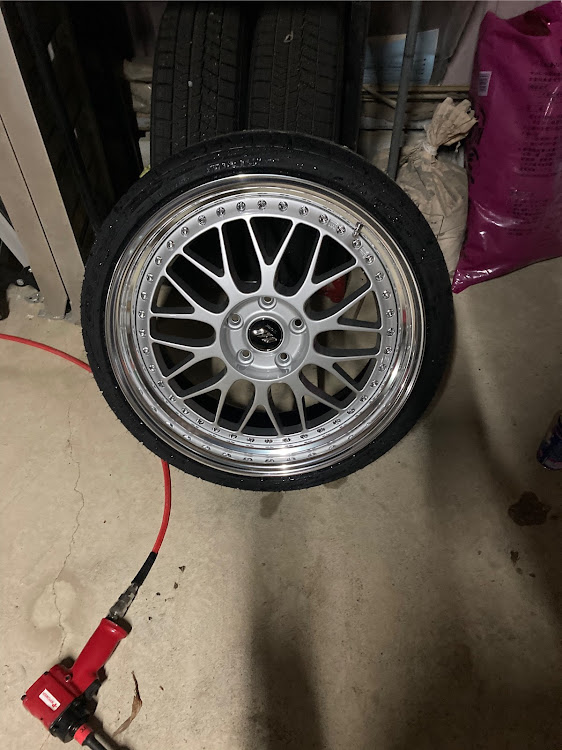 エスクァイアのエスクァイア・ホイールマッチング・ホイール交換・ジスタンスw10mに関するカスタム事例の投稿画像1枚目