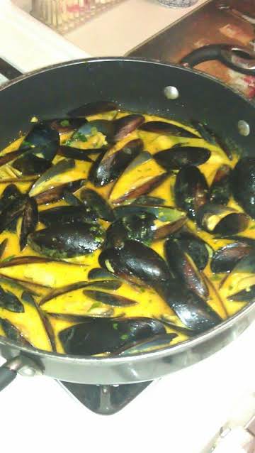 Spicy Coconut Curry Mussels