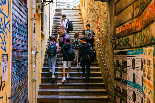 Ora si torna a scuola  di joni