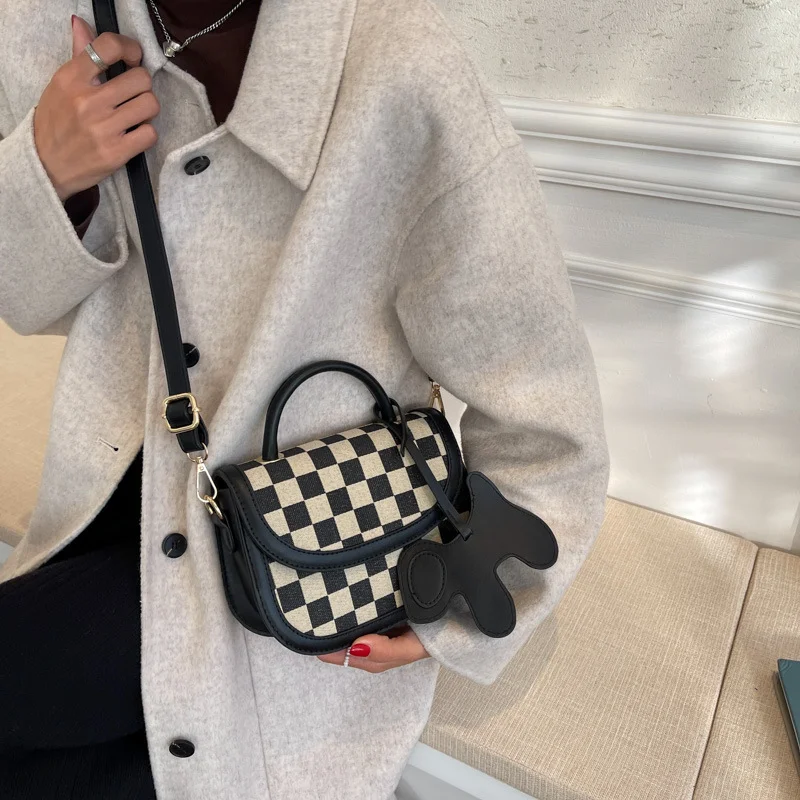 Dames winterjas met eenvoudig schaakbordpatroon en contrastkleur, perfect voor een stijlvolle look en warmte in de winter.