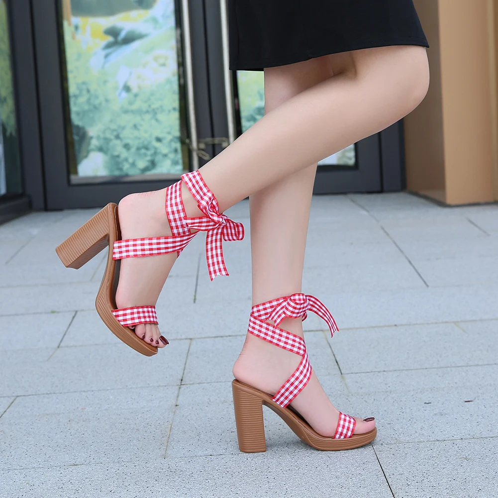 Title 3, Sandalias con tiras cruzadas elegantes y cómoda...