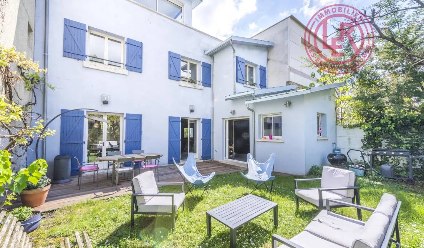 House with garden and terrace Issy-les-Moulineaux