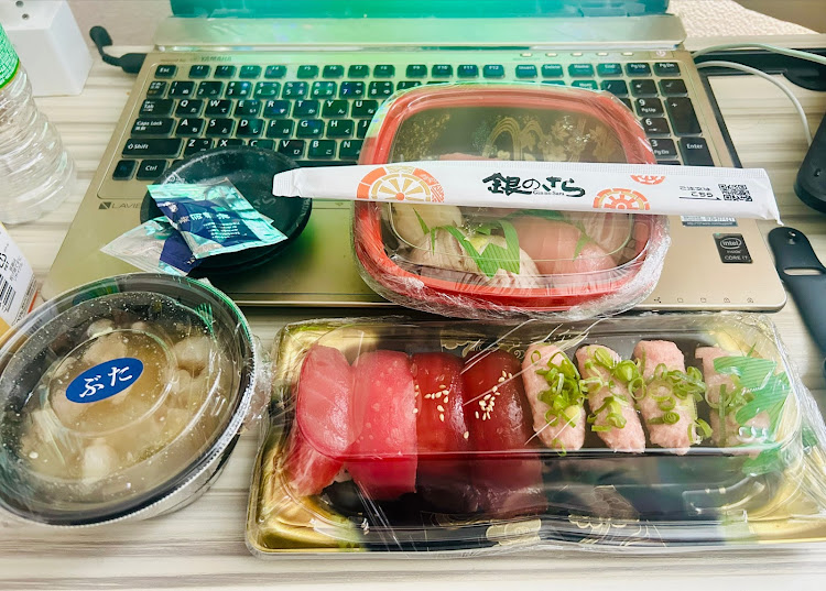 ブレイドの宅配寿司でランチ🤣🤣🤣・銀のさら✨✨✨・ベランダからマイカー監視・愛車ある生活はこの上ない幸福感に満ち溢れている✨✨✨に関するカスタム事例の投稿画像1枚目