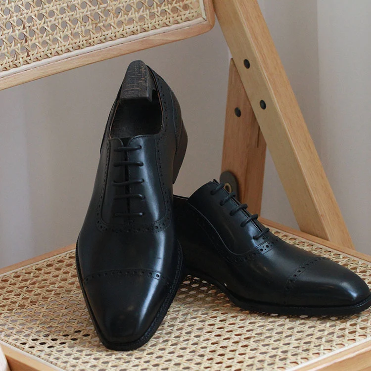 Zapatos de cuero británicos para hombre, moda nueva. Calzado elegante y duradero, perfecto para estilo y comodidad en cualquier ocasión.