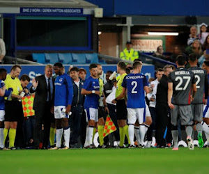 Les supporters de l'Hajduk Split tentent d'envahir la pelouse d'Everton