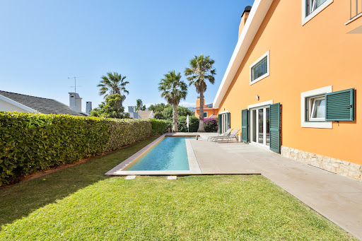 Maison contemporaine avec piscine et jardin 1