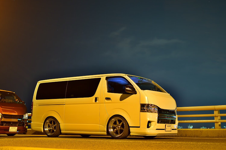 ハイエースバンの200系ハイエース・写【車】真撮影・リアスポ交換・やる気スイッチに関するカスタム事例の投稿画像2枚目